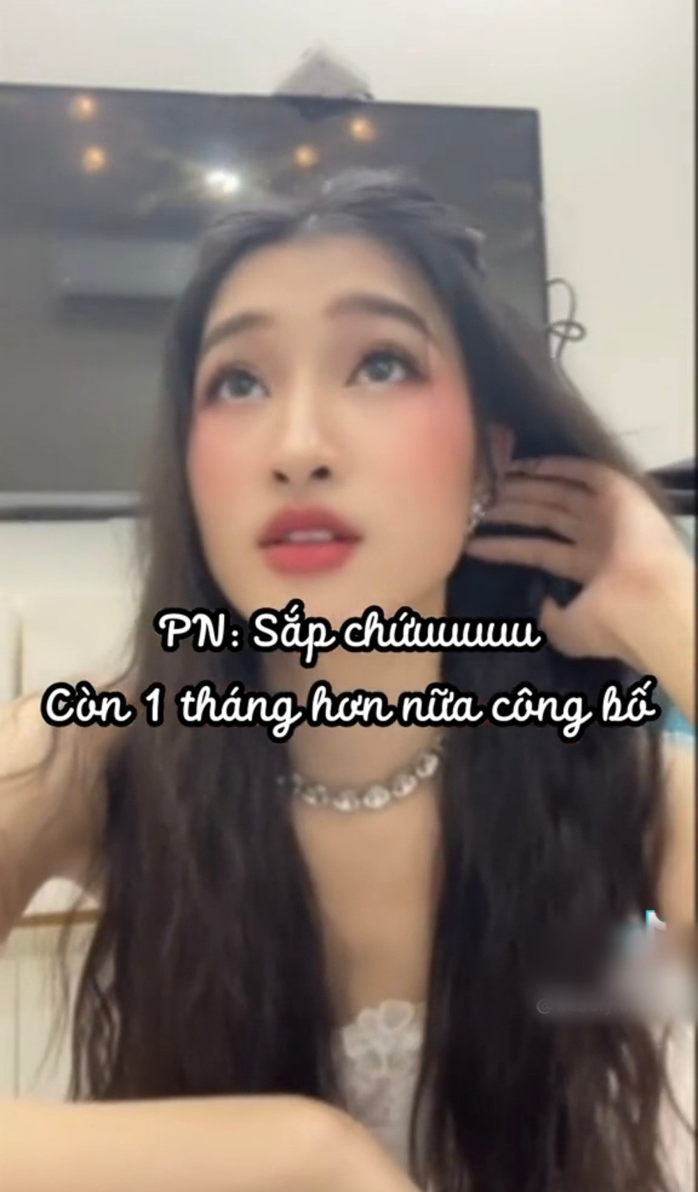 Nàng hậu nhắn khán giả hãy chờ thêm một tháng nữa sẽ biết.