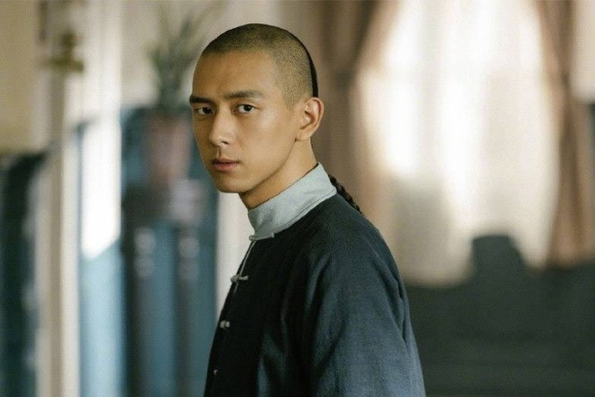 Lý Hiện bớt vẻ đẹp trai khi cạo đầu kiểu nhà Thanh.