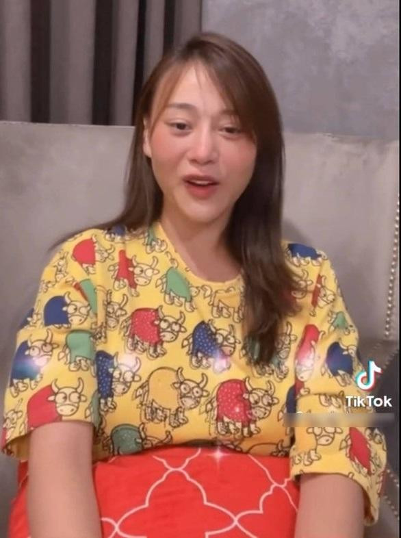 Nữ diễn viên gần như không trang điểm khi livestream