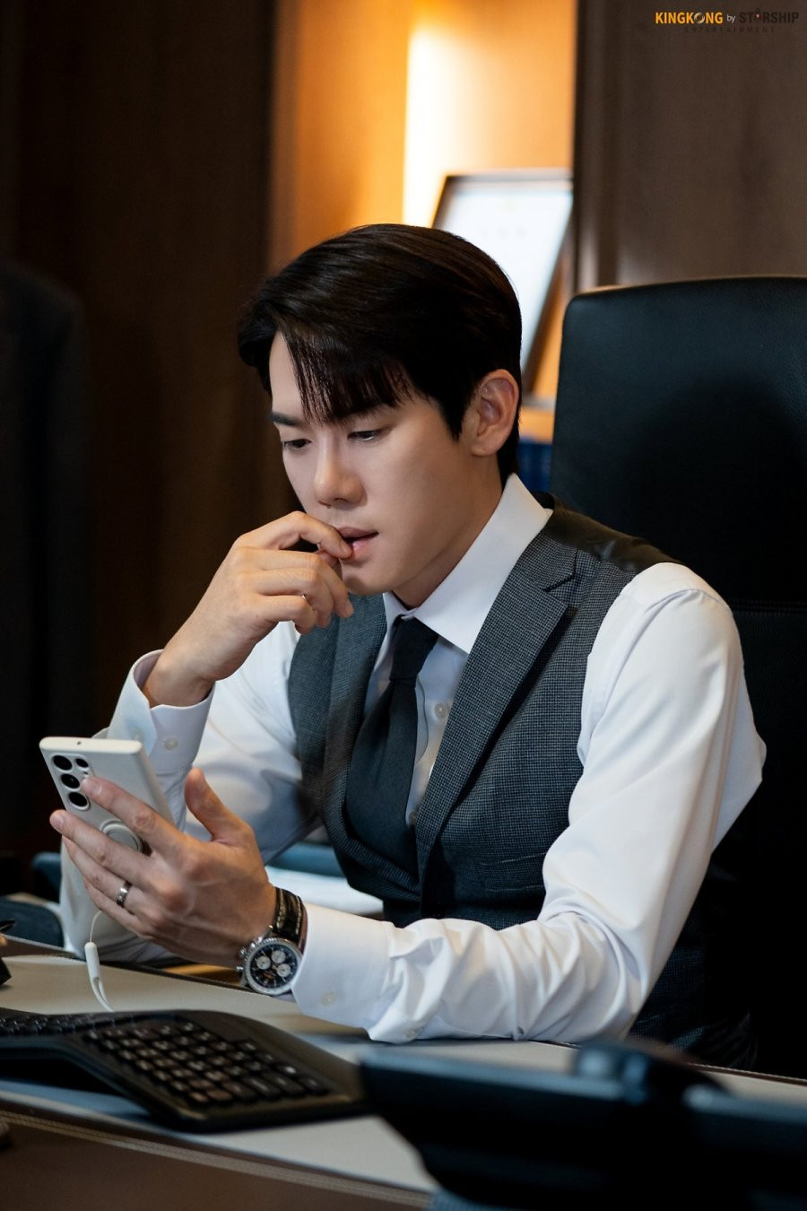 Sa Eon lúc nào cũng tỏ ra lạnh lùng với vợ. Sa Eon lúc nào cũng tỏ ra lạnh lùng với vợ.