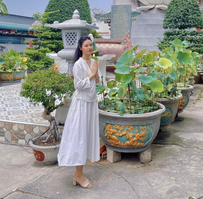 Nữ diễn viên có phần gầy gò hơn trước đây, có lẽ do đang rất bận rộn lo cho đám cưới.