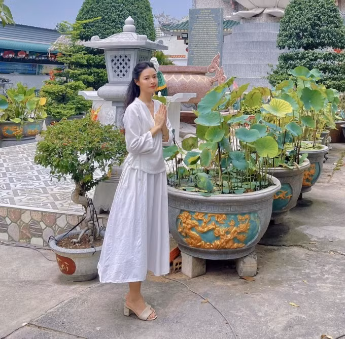 Nữ diễn viên có phần gầy gò hơn trước đây, có lẽ do đang rất bận rộn lo cho đám cưới. Nữ diễn viên có phần gầy gò hơn trước đây, có lẽ do đang rất bận rộn lo cho đám cưới.