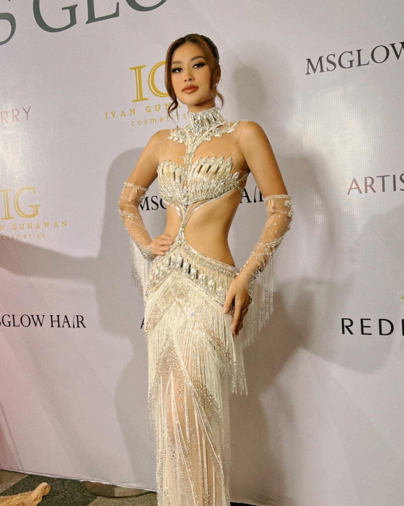 Hoa hậu Thiên Ân lộng lẫy trong bộ váy dạ hội trong đêm Bán kết.