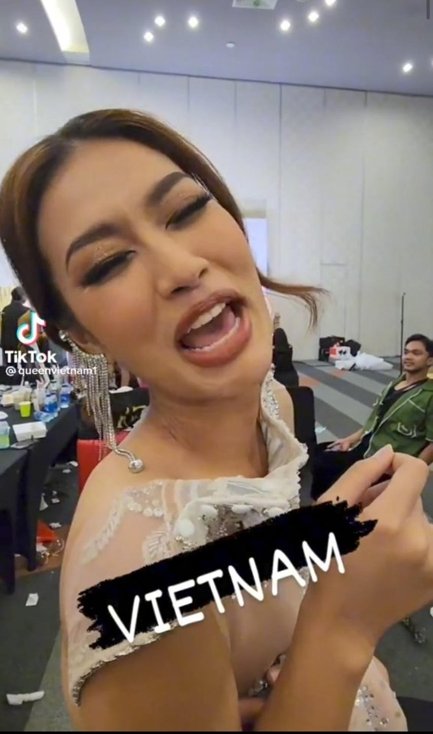 Thiết kế đính đá này vô tình làm Thiên Ân bị thương ở cổ.