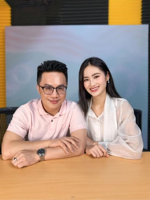 Ý Nhi đang học kỹ năng giao tiếp ứng xử với MC Tấn Tài.