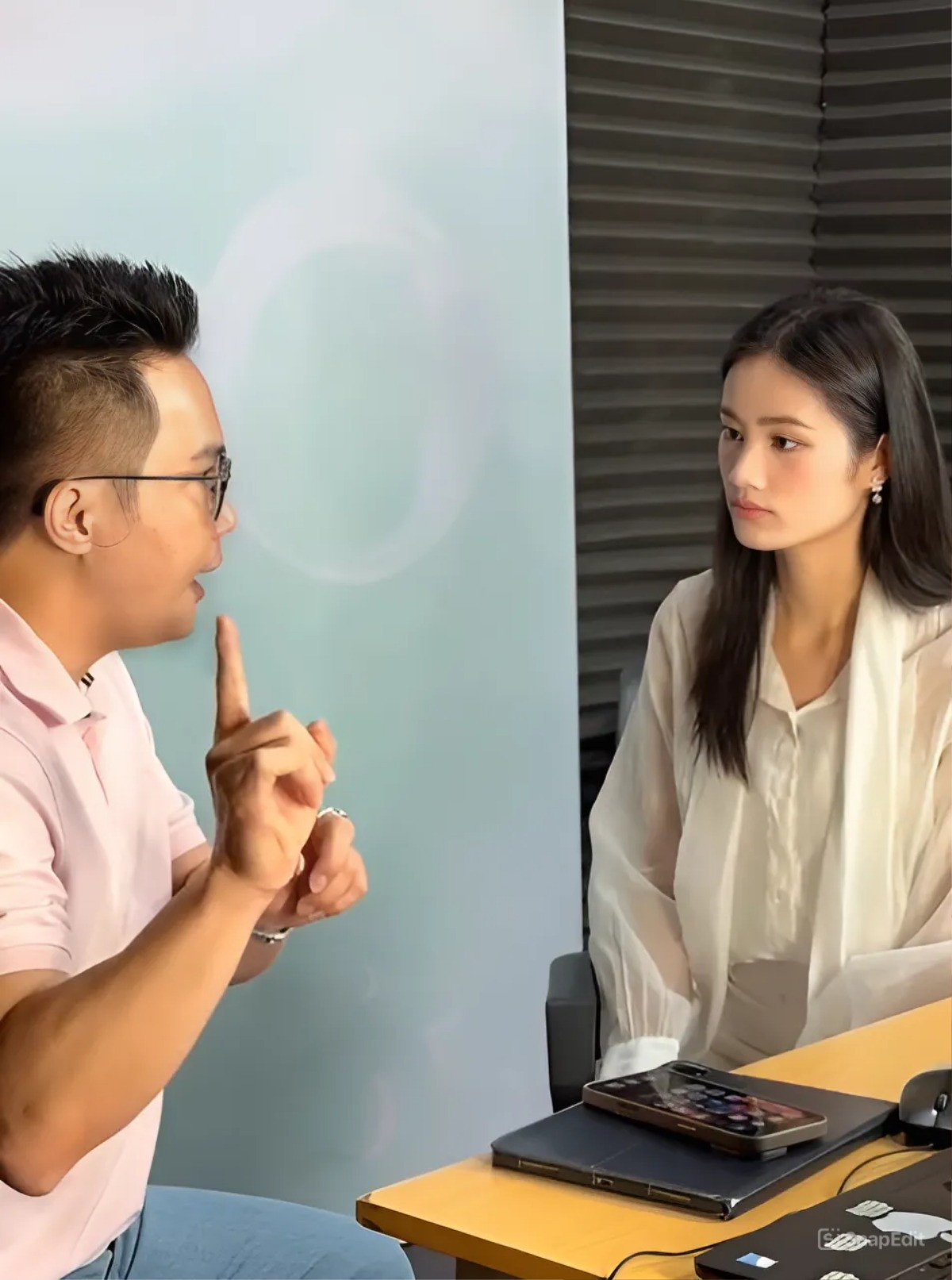 Ý Nhi đang học kỹ năng giao tiếp ứng xử với MC Tấn Tài.