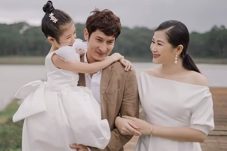 Gia đình Huy Khánh và Mạc Anh Thư.