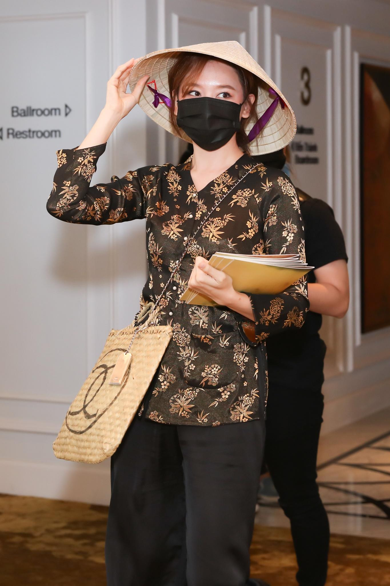 Hari Won cải trang trong buổi họp báo phim Bố Già