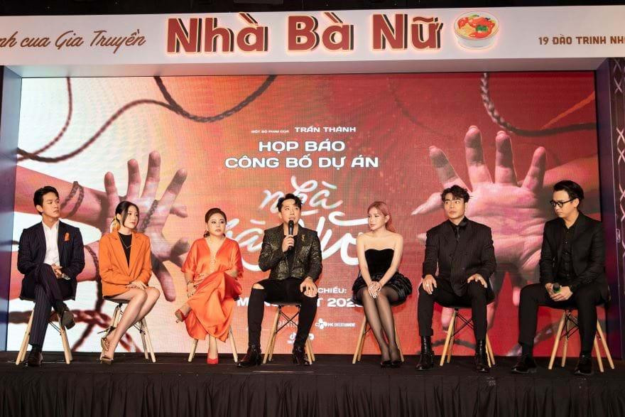 Đoàn làm phim Nhà Bà Nữ mà Trấn Thành sản xuất.