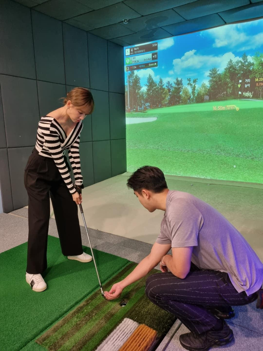 Trên trang cá nhân, Hari Won khoe việc đi học đánh golf.