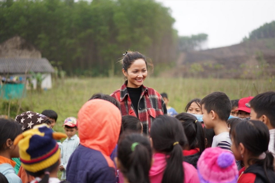 Hoa hậu H'Hen Niê hỗ trợ trẻ em dân tộc thiểu số được đi học. Hoa hậu H'Hen Niê hỗ trợ trẻ em dân tộc thiểu số được đi học.