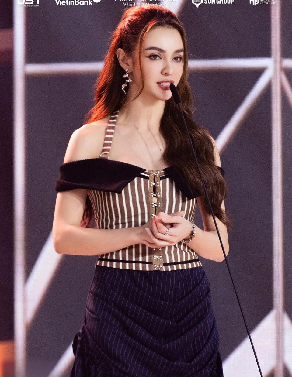 Mlee và Hà Kino đều có những dự án hướng đến sinh viên. Mlee và Hà Kino đều có những dự án hướng đến sinh viên.