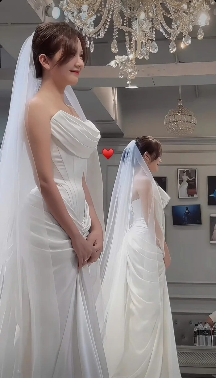 Đình Tú đưa Ngọc Huyền đi thử váy cưới. Đình Tú đưa Ngọc Huyền đi thử váy cưới.