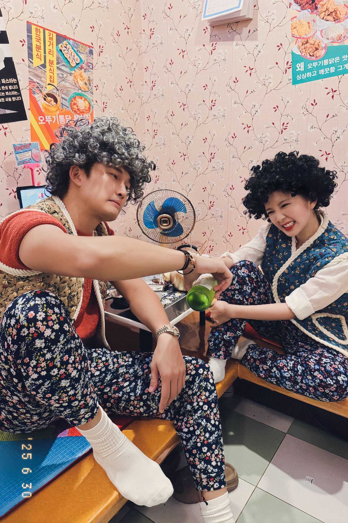 Hai người vừa tung ra bộ ảnh hài hước. Hai người vừa tung ra bộ ảnh hài hước.