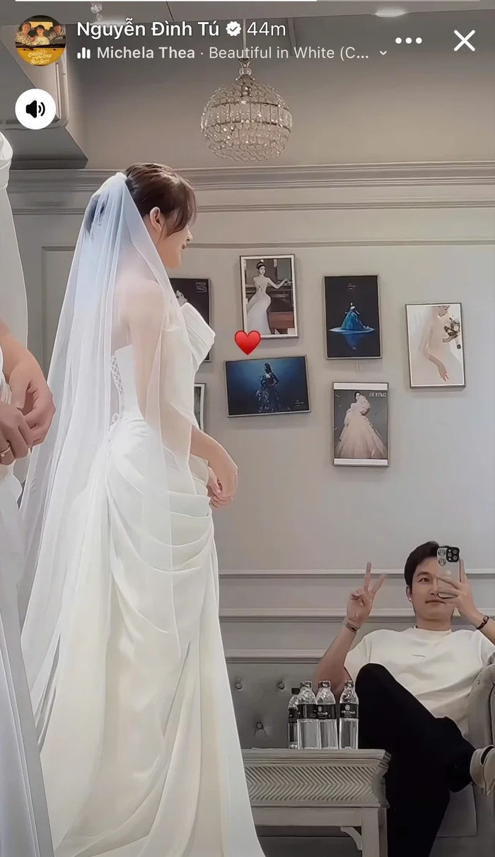 Đình Tú đưa Ngọc Huyền đi thử váy cưới. Đình Tú đưa Ngọc Huyền đi thử váy cưới.