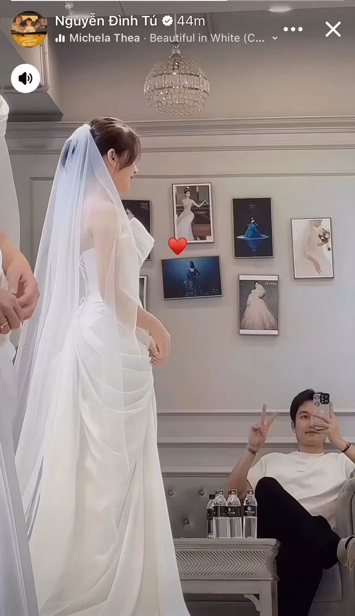 Đình Tú đưa Ngọc Huyền đi thử váy cưới.
