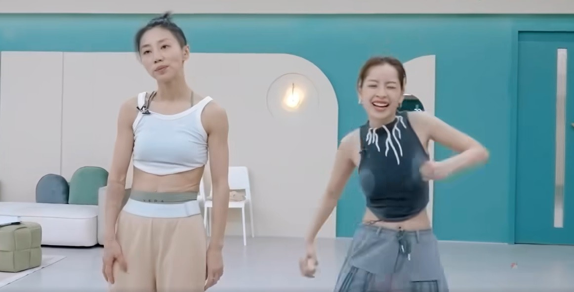 Chi Pu tập vất vả đến nỗi áo đổi màu vì mồ hôi. Chi Pu tập vất vả đến nỗi áo đổi màu vì mồ hôi.