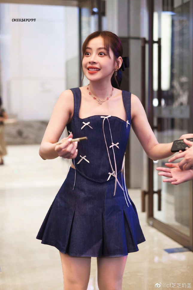 Nhưng Chi Pu không muốn mặc đồ hở vì lộ vết bầm tím do tập nhảy. Nhưng Chi Pu không muốn mặc đồ hở vì lộ vết bầm tím do tập nhảy.