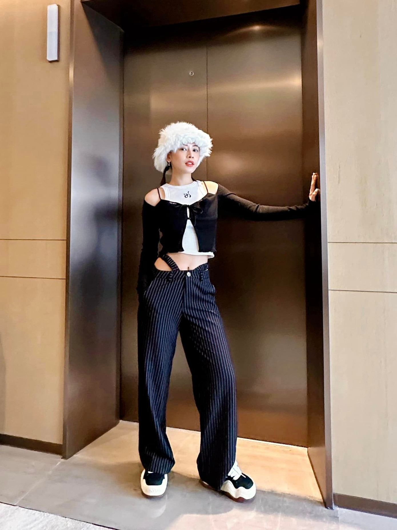 Thực ra Hoàng Ku đã chuẩn bị nhiều đồ điệu đà cho Chi Pu. Thực ra Hoàng Ku đã chuẩn bị nhiều đồ điệu đà cho Chi Pu.