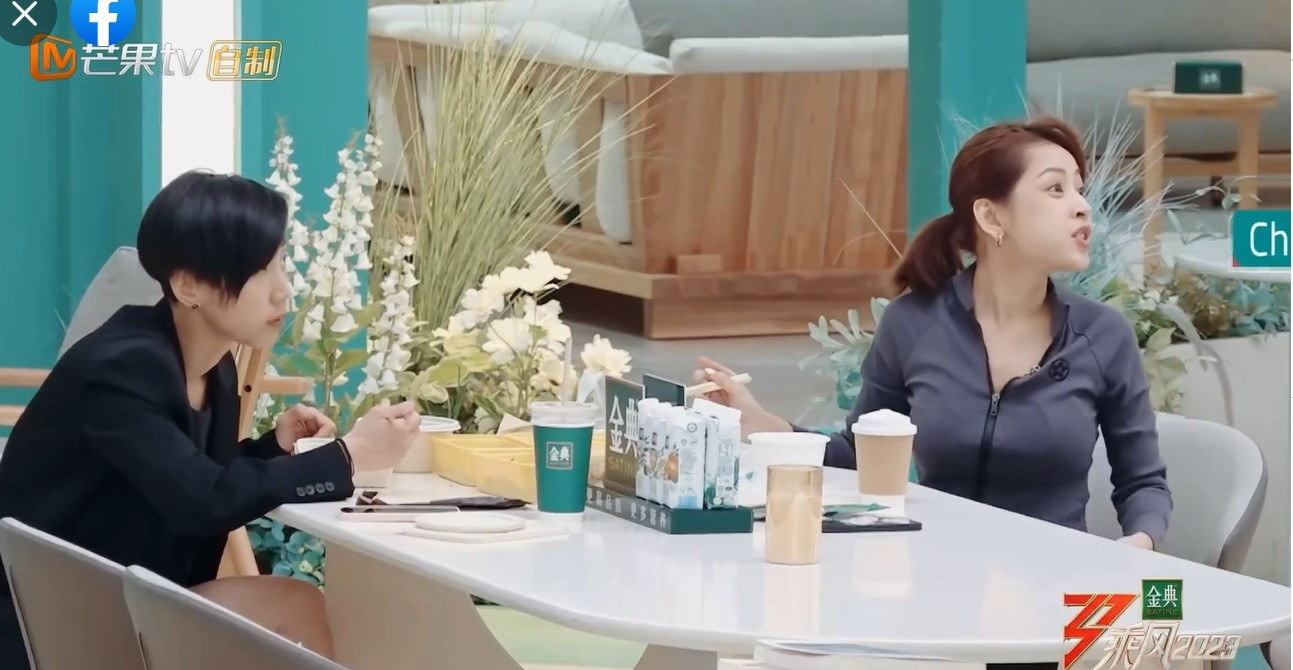 Netizen phàn nàn Chi Pu mặc xuống phong độ. Netizen phàn nàn Chi Pu mặc xuống phong độ.