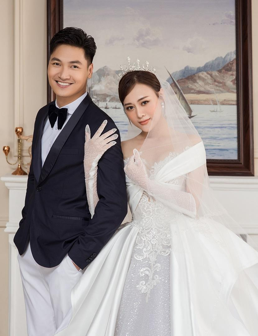 Phương Oanh không thoải mái khi bị khán giả đẩy thuyền từ phim ra ngoài đời. Phương Oanh không thoải mái khi bị khán giả đẩy thuyền từ phim ra ngoài đời.