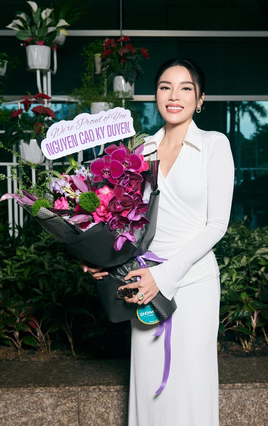 Kỳ Duyên xinh đẹp, rạng rỡ khi trở về Việt Nam. Kỳ Duyên xinh đẹp, rạng rỡ khi trở về Việt Nam.