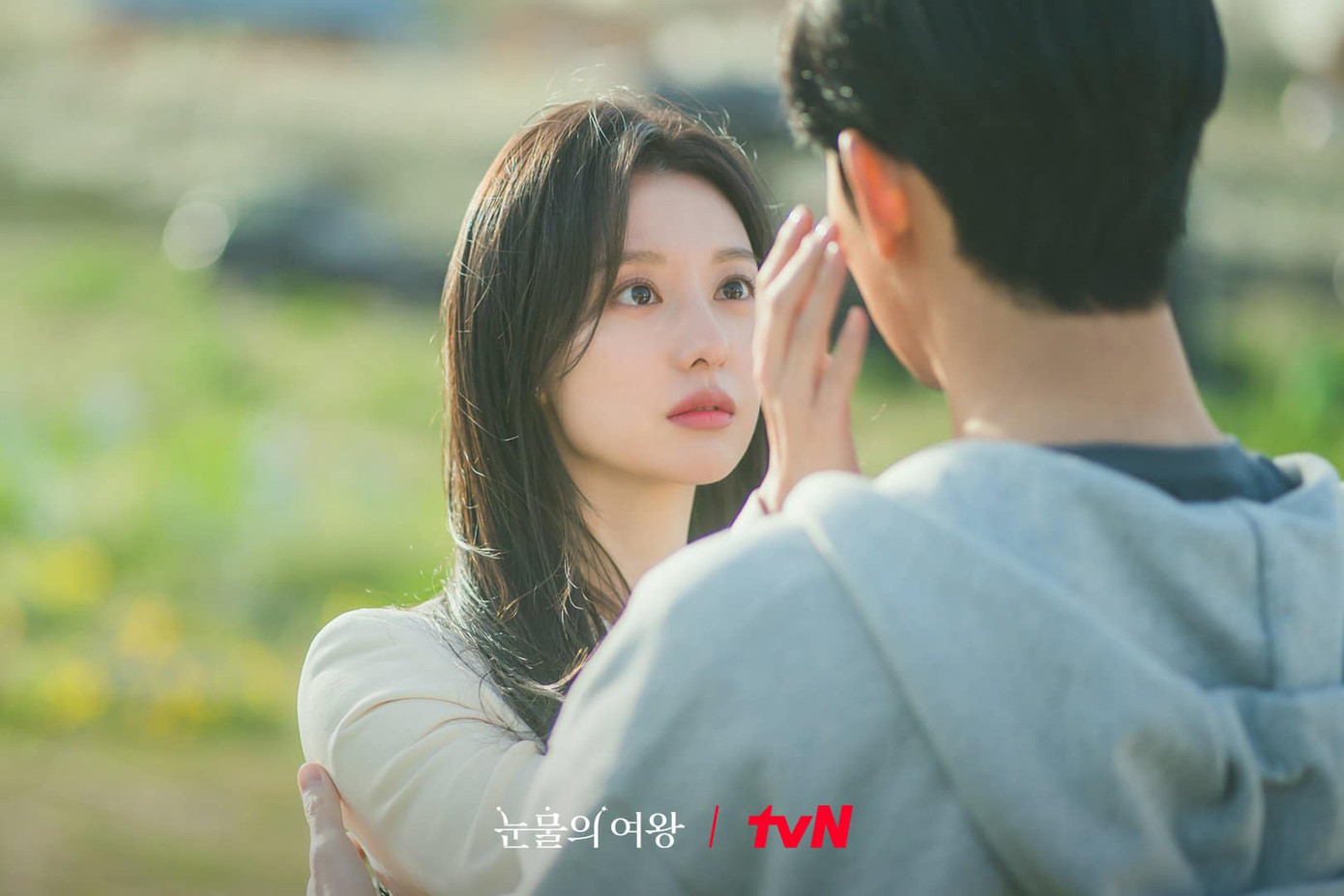 Khán giả suy đoán hai vợ chồng chỉ giả vờ ly hôn. Khán giả suy đoán hai vợ chồng chỉ giả vờ ly hôn.