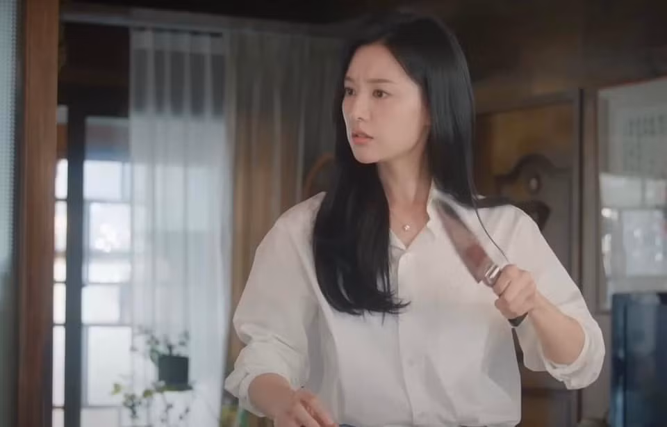 Hong Hae In có cảnh không đeo nhẫn cưới.