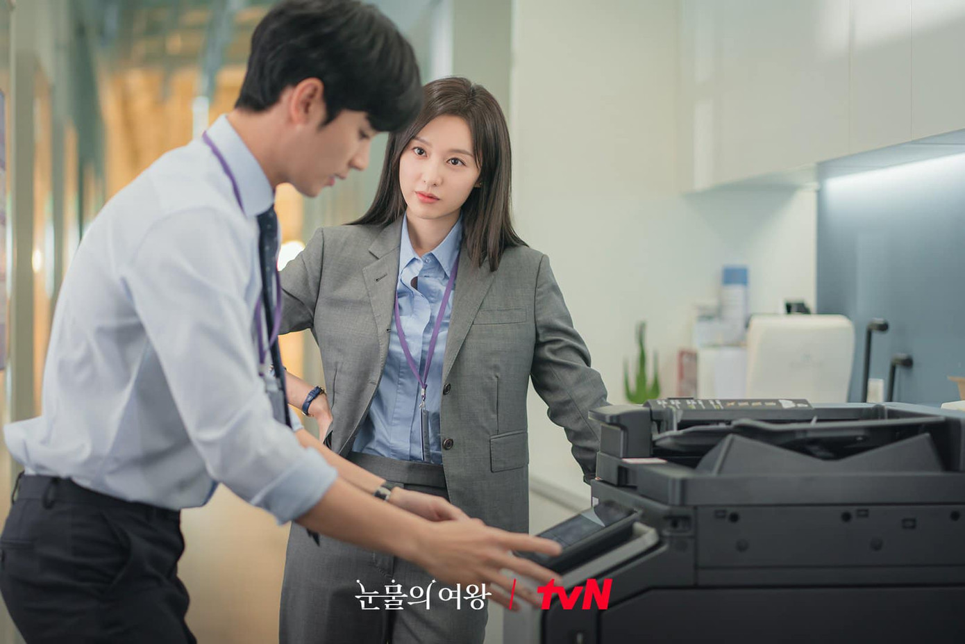 Baek Hyun Woo vẫn nghĩ Hong Hae In là cô gái bình thường. Baek Hyun Woo vẫn nghĩ Hong Hae In là cô gái bình thường.