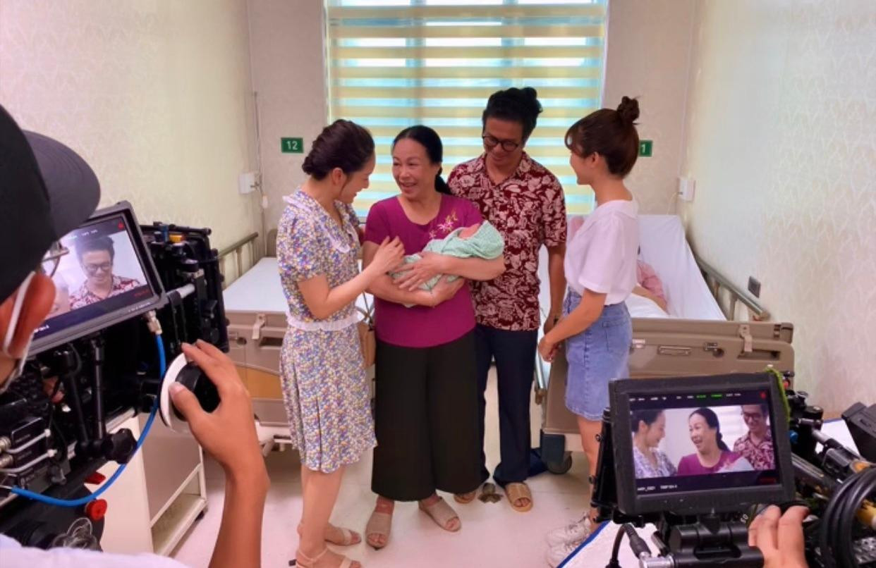 Bức ảnh làm khán giả ngỡ Vân Trang đã sinh con Bức ảnh làm khán giả ngỡ Vân Trang đã sinh con