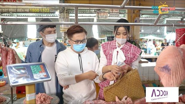 Đỗ Thị Hà bị soi chuyện ăn nói với hai đàn anh. Đỗ Thị Hà bị soi chuyện ăn nói với hai đàn anh.