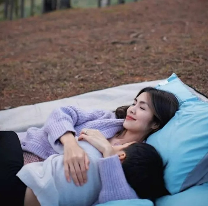 Nữ diễn viên khuyến khích con đọc sách, hòa mình vào thiên nhiên.