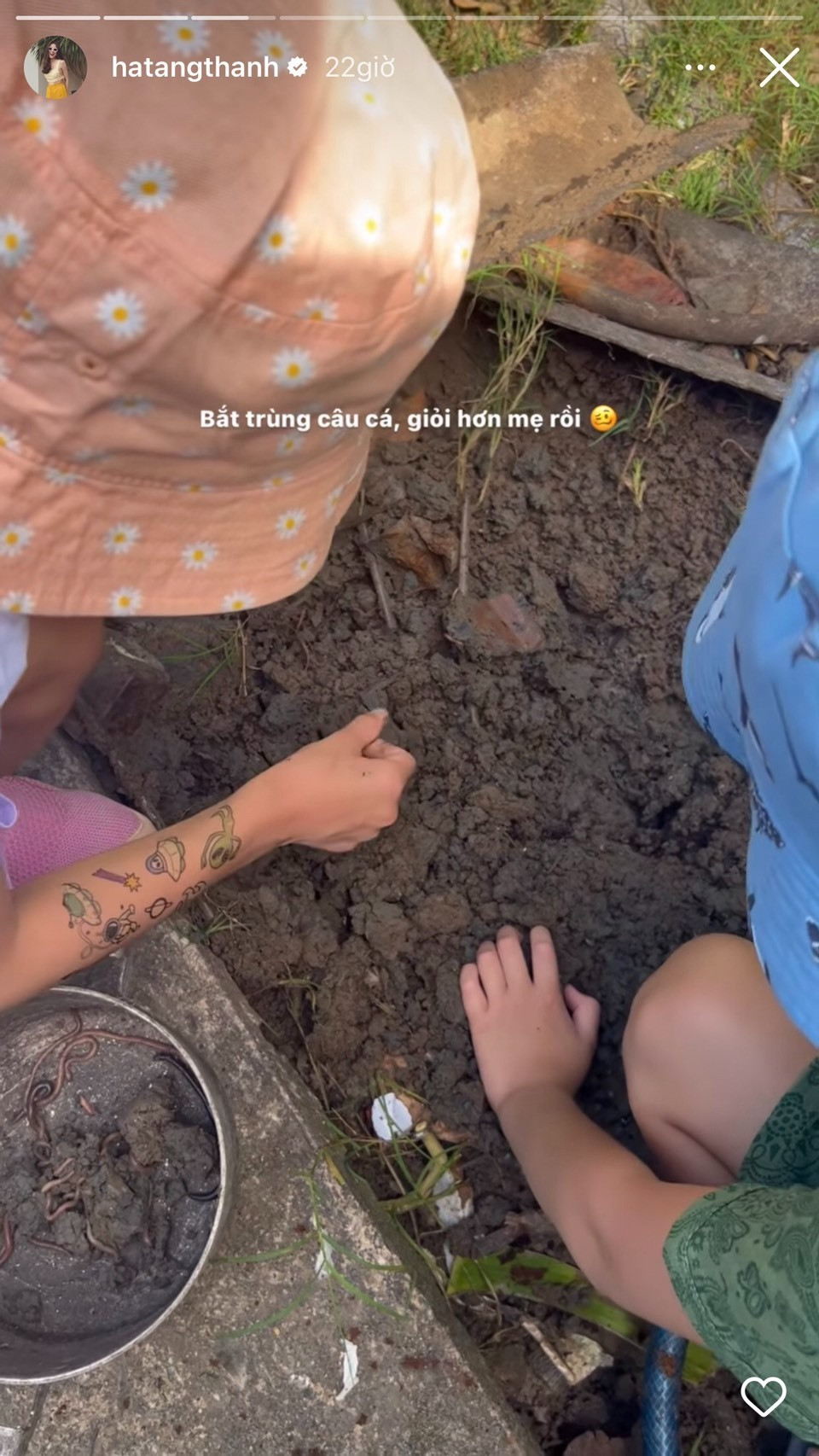 Cô không ngại cùng con đi đào giun để câu cá.