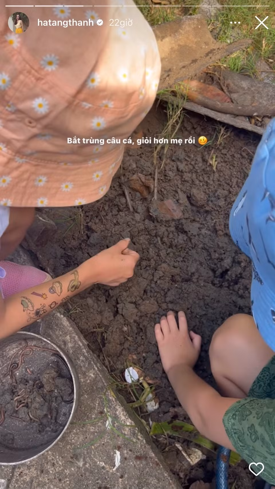 Cô không ngại cùng con đi đào giun để câu cá. Cô không ngại cùng con đi đào giun để câu cá.
