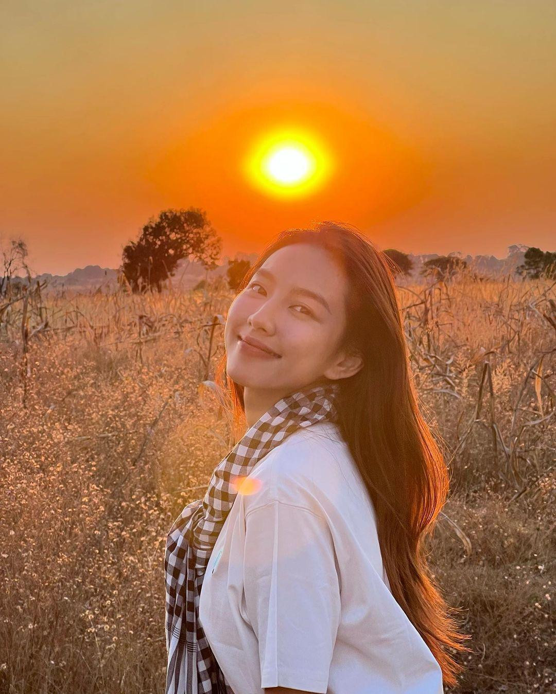 Còn Thùy Tiên thì bận khoe ảnh xinh đẹp chụp tại Angola Còn Thùy Tiên thì bận khoe ảnh xinh đẹp chụp tại Angola