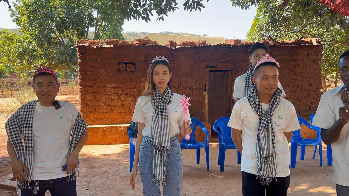 Thùy Tiên được khen ngợi vì dùng vương miện đồ chơi trong tình huống này