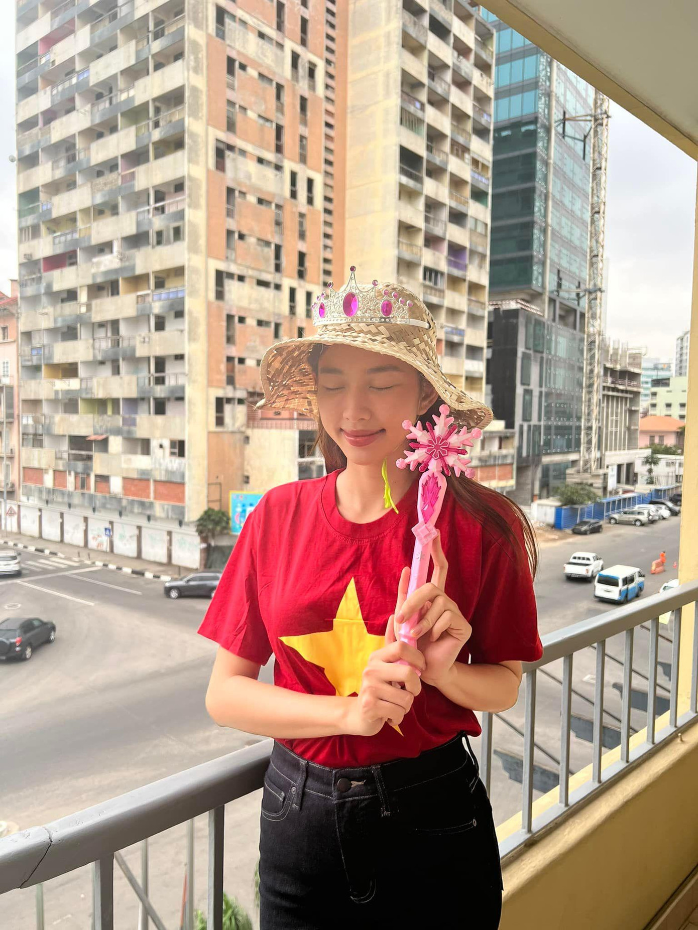 Vương miện và quyền trượng đặc biệt của Hoa hậu Thùy Tiên tại Angola Vương miện và quyền trượng đặc biệt của Hoa hậu Thùy Tiên tại Angola