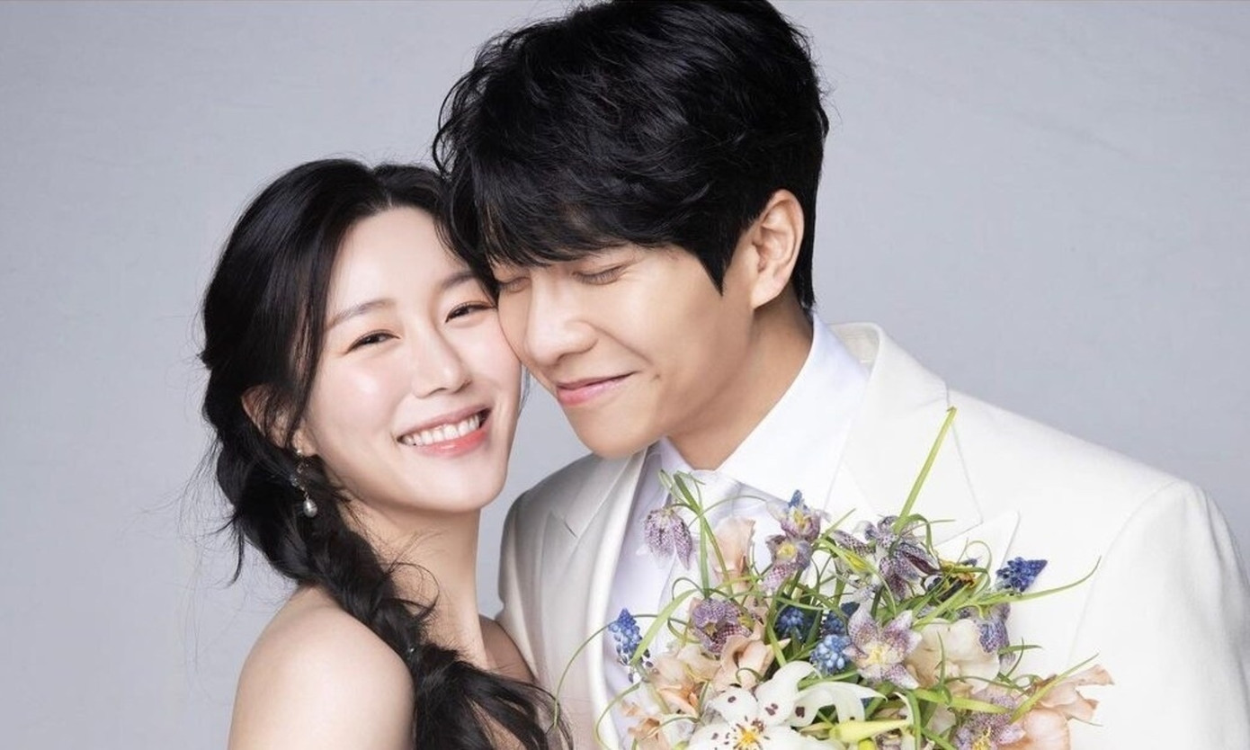 Lee Seung Gi tổn hại danh tiếng đáng kể sau khi kết hôn. Lee Seung Gi tổn hại danh tiếng đáng kể sau khi kết hôn.