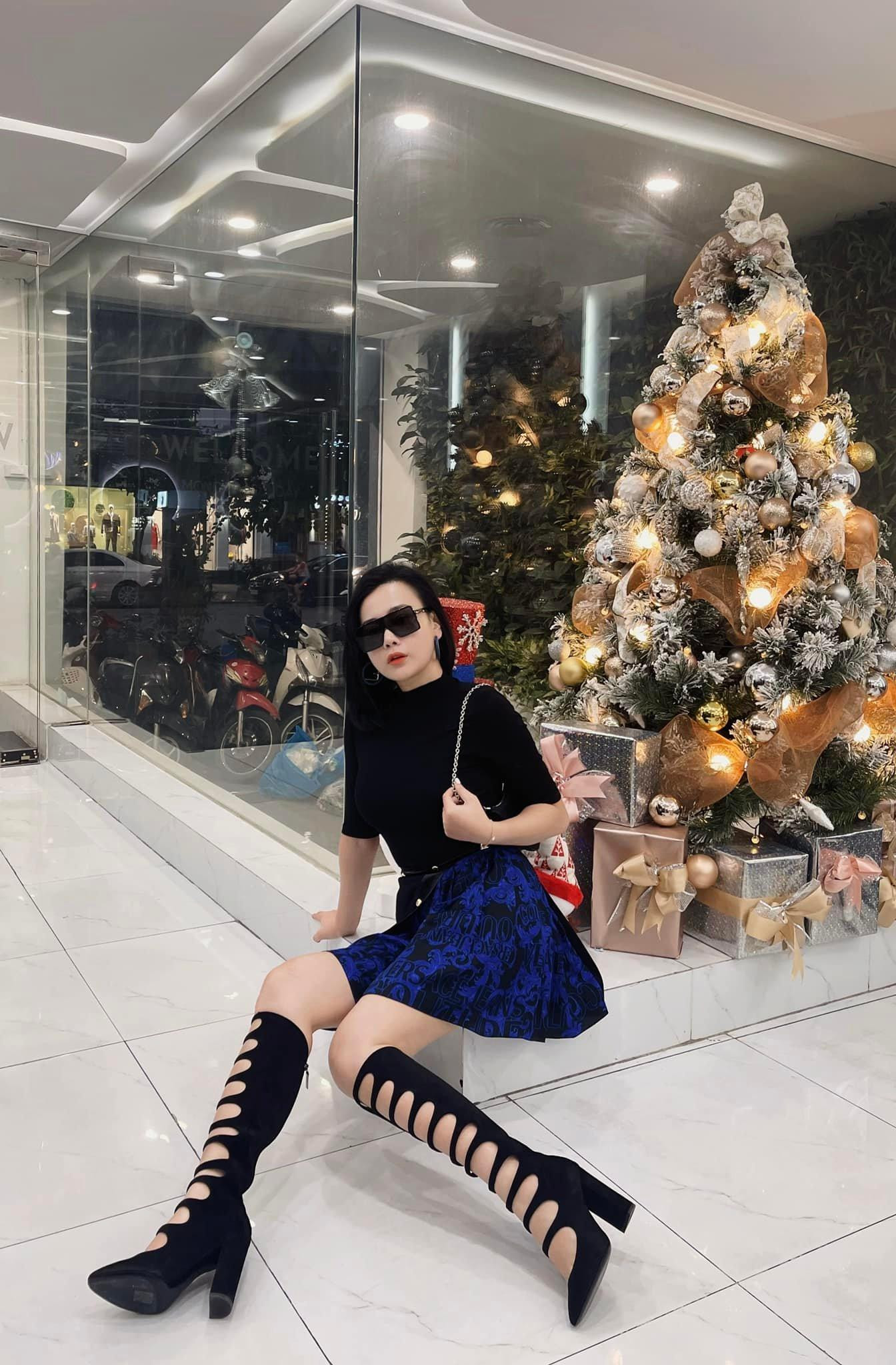 Cô thường đi bốt cao cổ khoe chân dài