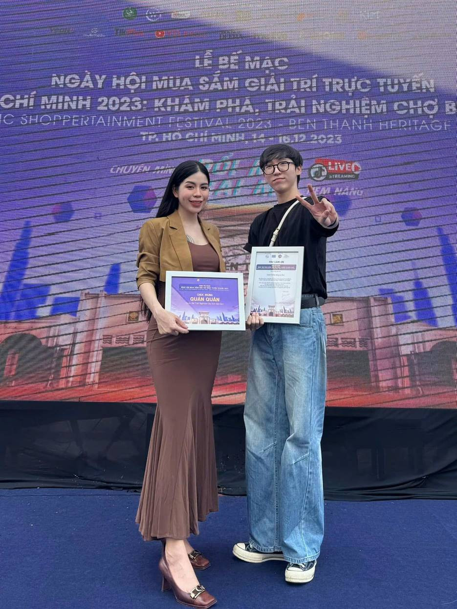 Nguyễn Minh Hiển chụp cùng chị ruột Hằng Du Mục.