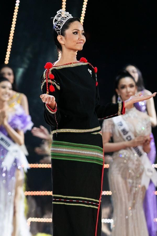 Hoa hậu H'Hen Niê chọn trang phục ý nghĩa khi thực hiện final walk. Hoa hậu H'Hen Niê chọn trang phục ý nghĩa khi thực hiện final walk.