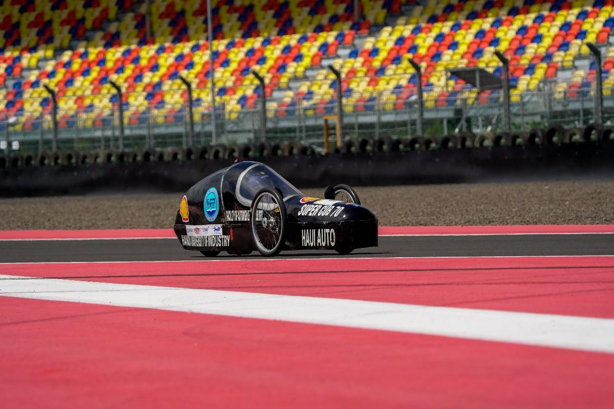 Ngôi vị Á quân hạng mục Mô hình cơ sở - Xe chạy bằng động cơ đốt trong thuộc về đội Haui Auto (Đại học Công nghiệp Hà Nội) với thành 737.3 km/m3. Ngôi vị Á quân hạng mục Mô hình cơ sở - Xe chạy bằng động cơ đốt trong thuộc về đội Haui Auto (Đại học Công nghiệp Hà Nội) với thành 737.3 km/m3.