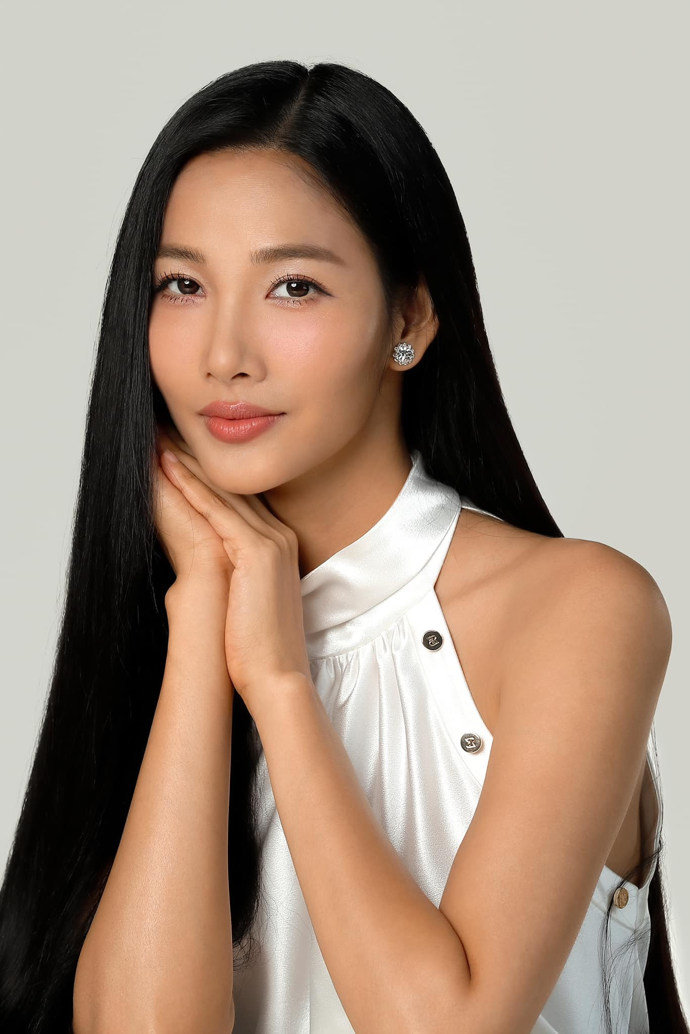 Cô bị cho là tự huỷ kết bạn với nhiều người từng giúp đỡ mình. Cô bị cho là tự huỷ kết bạn với nhiều người từng giúp đỡ mình.