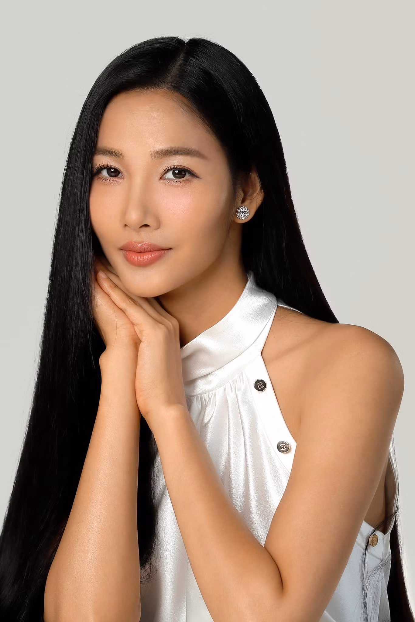 Cô bị cho là tự huỷ kết bạn với nhiều người từng giúp đỡ mình. Cô bị cho là tự huỷ kết bạn với nhiều người từng giúp đỡ mình.