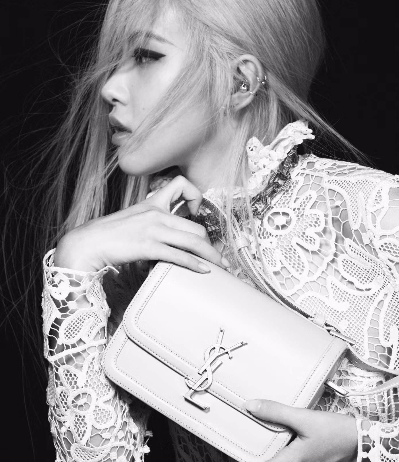 Vẫn có người băn khoăn vì sao Saint Laurent không công khai xác nhận trên truyền thông.