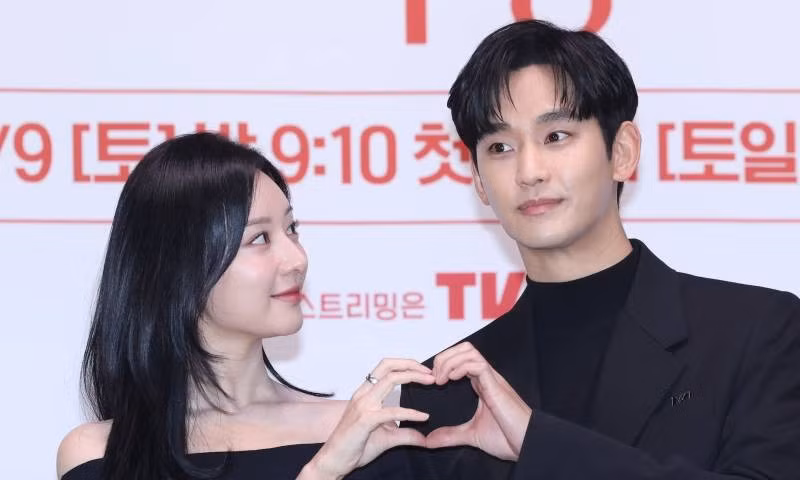 Kim Ji Won nhiều lần nhìn bạn diễn rất ngọt ngào.
