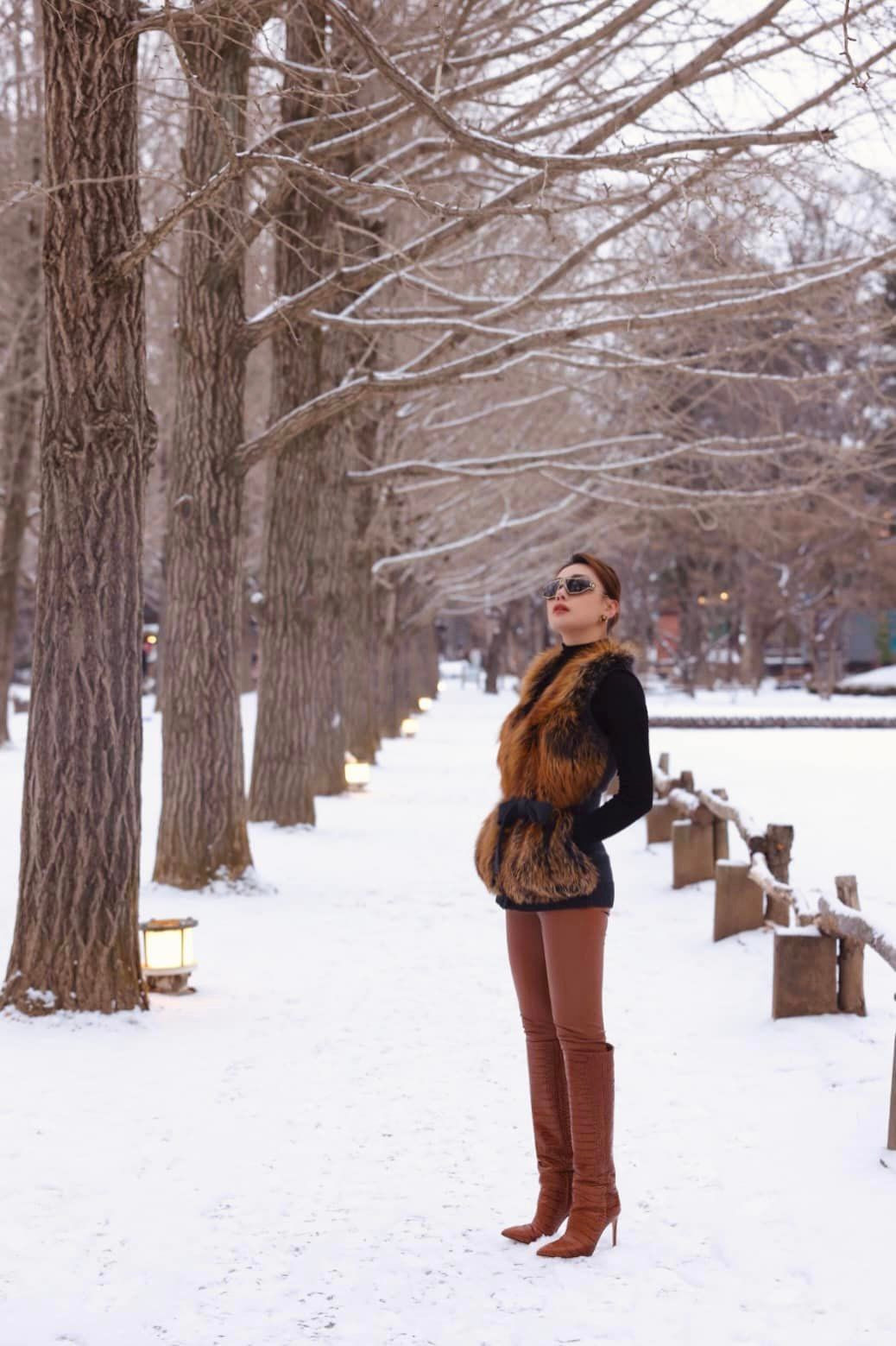 Nữ diễn viên diện nhiều đồ hiệu nhưng ít khi được khen đẹp do cách phối đồ thiếu tinh tế.