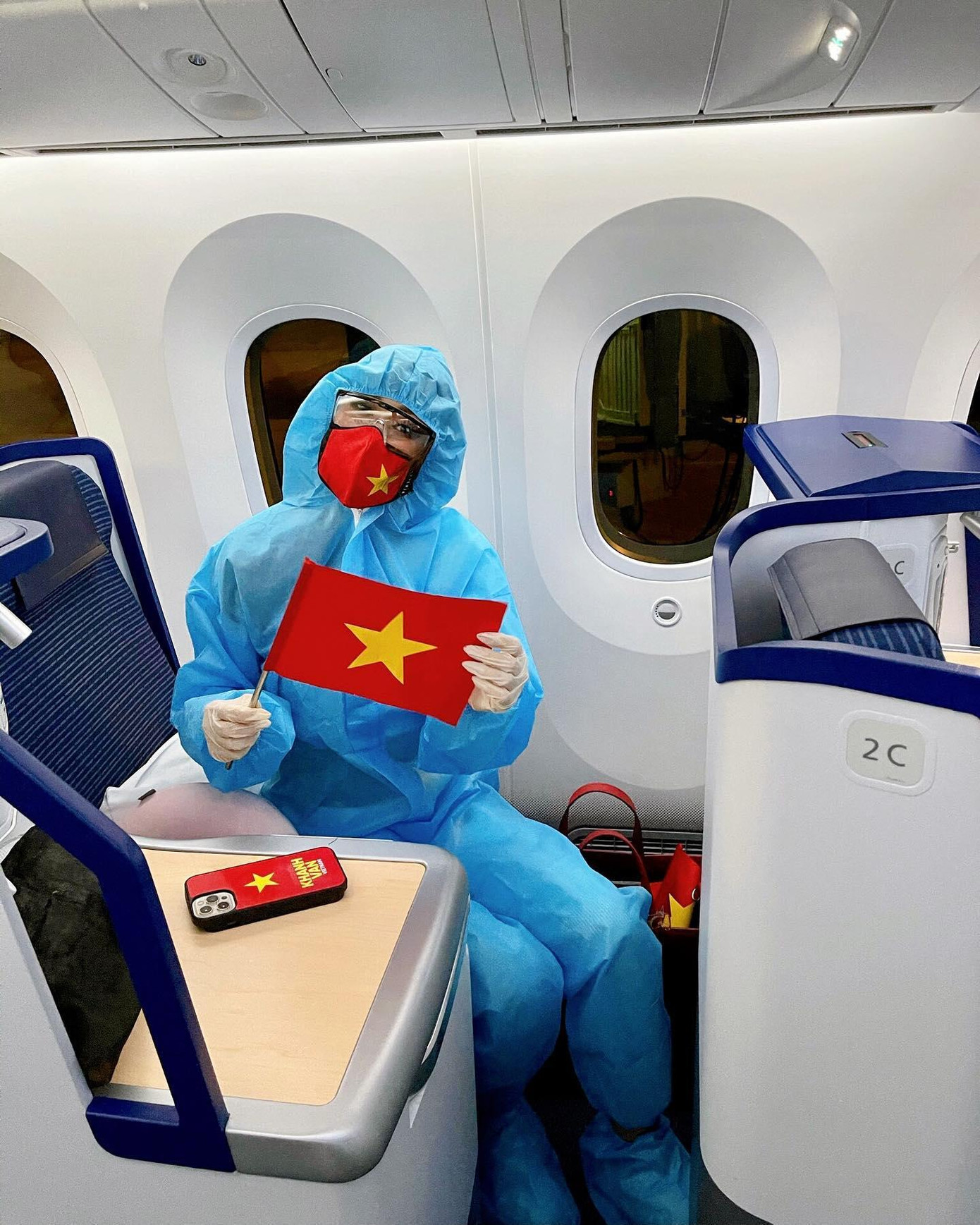 Cô phải mặc đồ bảo hộ trong suốt ba chặng bay sang Mỹ. Cô phải mặc đồ bảo hộ trong suốt ba chặng bay sang Mỹ.