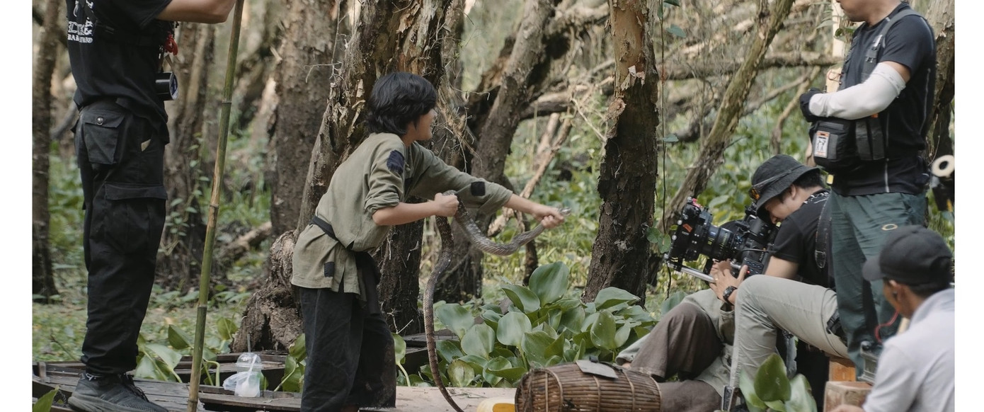 Kỳ Phong hoảng hốt với cảnh bắt rắn. Kỳ Phong hoảng hốt với cảnh bắt rắn.