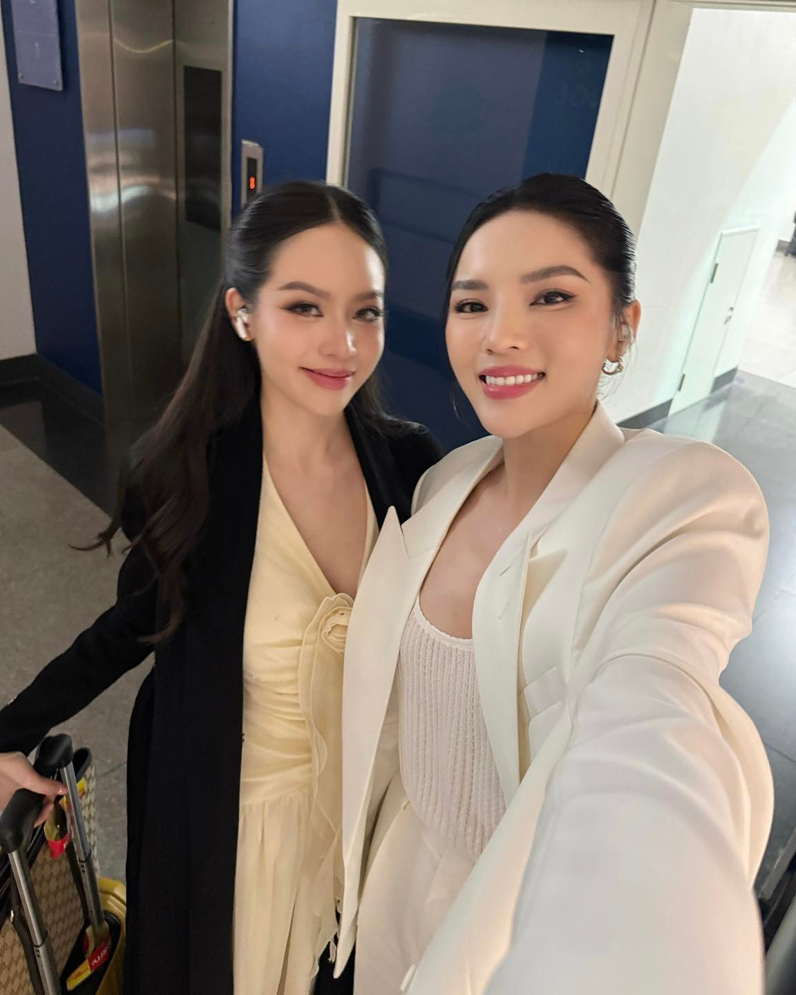 Bức selfie đáng nhớ của hai nàng hậu trước khi lên đường tham gia Miss Universe 2024 và Miss International 2024.